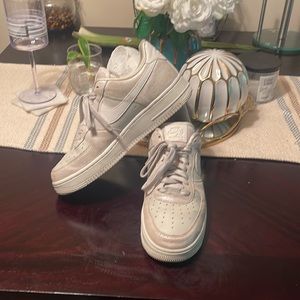 Men’s AF1 leather and suede cream color. Great used condition